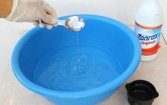 dropping a spoon of bleach in water