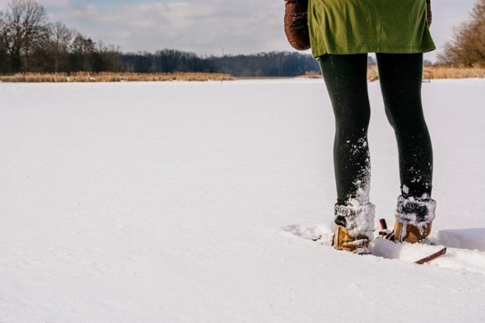 woman with hiking leggings on the snow